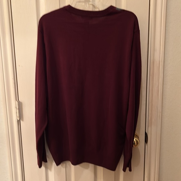 Men’s Dockers crew neck sweater in maroon and gray argyle pattern. - Picture 2 of 4